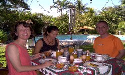 desayuno tropical a lado de la piscina